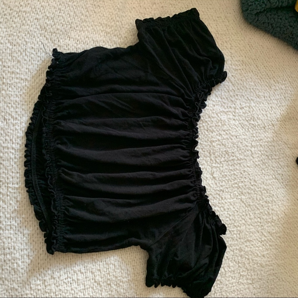 OFF THE SHOULDER CROPPED BLACK TEE